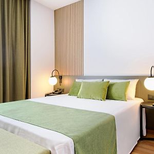 Habitación con Cama Queen Adaptada para Discapacitados